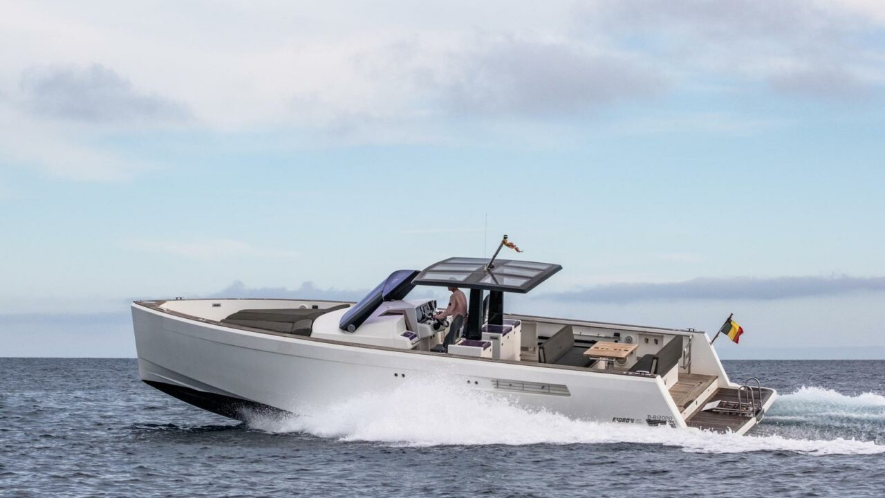 Fjord 40 Open Charterboot Seitenprofil vor der Küste Mallorcas