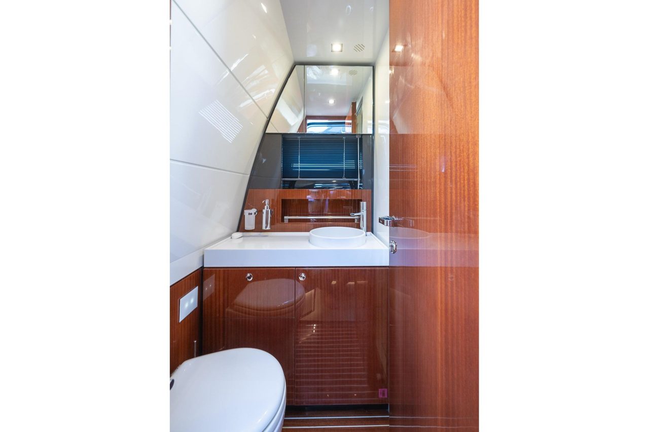 Baño del Riva 38 Rivamare con inodoro eléctrico