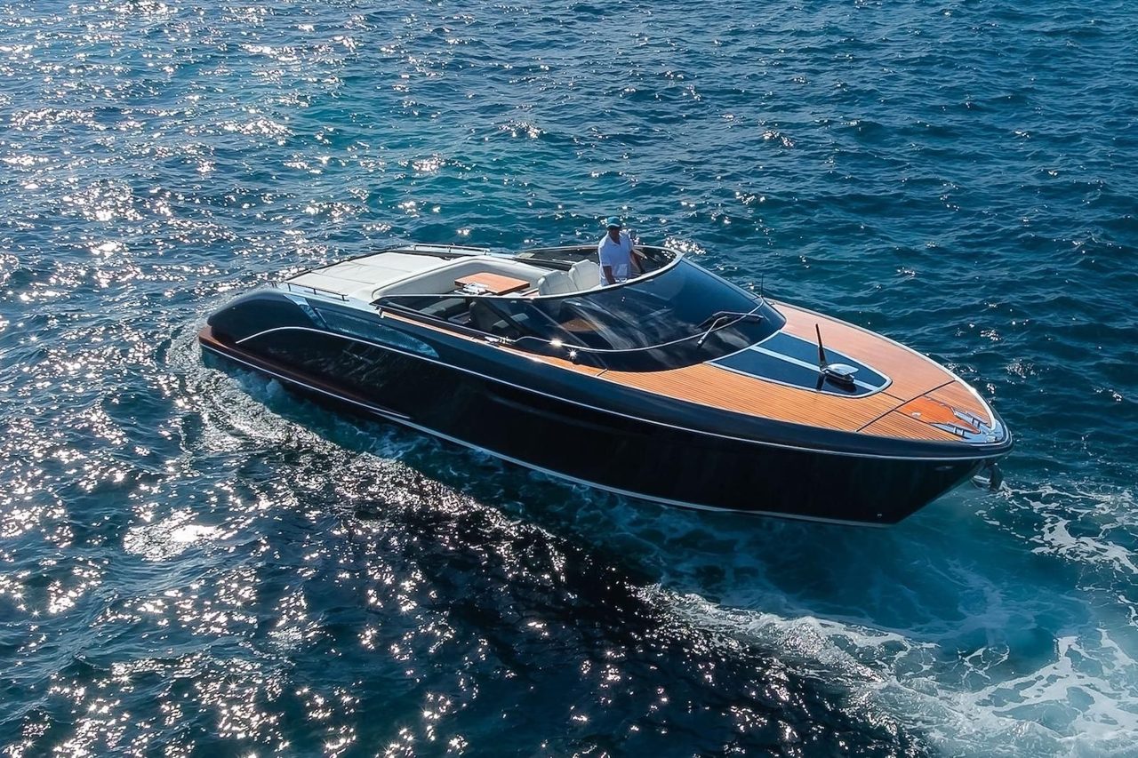 Riva 38 Rivamare navegando de proa en el Mediterráneo