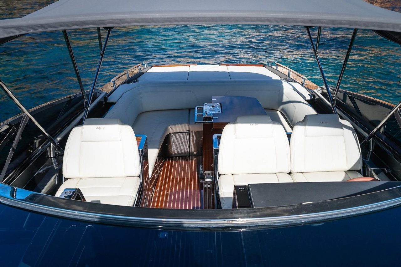 Cockpit del Riva 38 Rivamare con suelo de caoba brillante