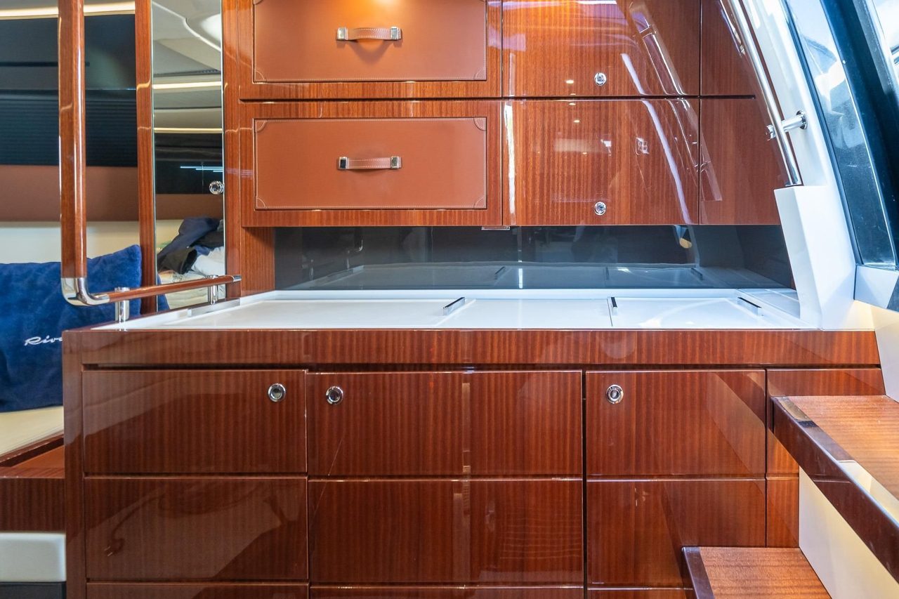 Cocina del Riva 38 Rivamare con placa de inducción